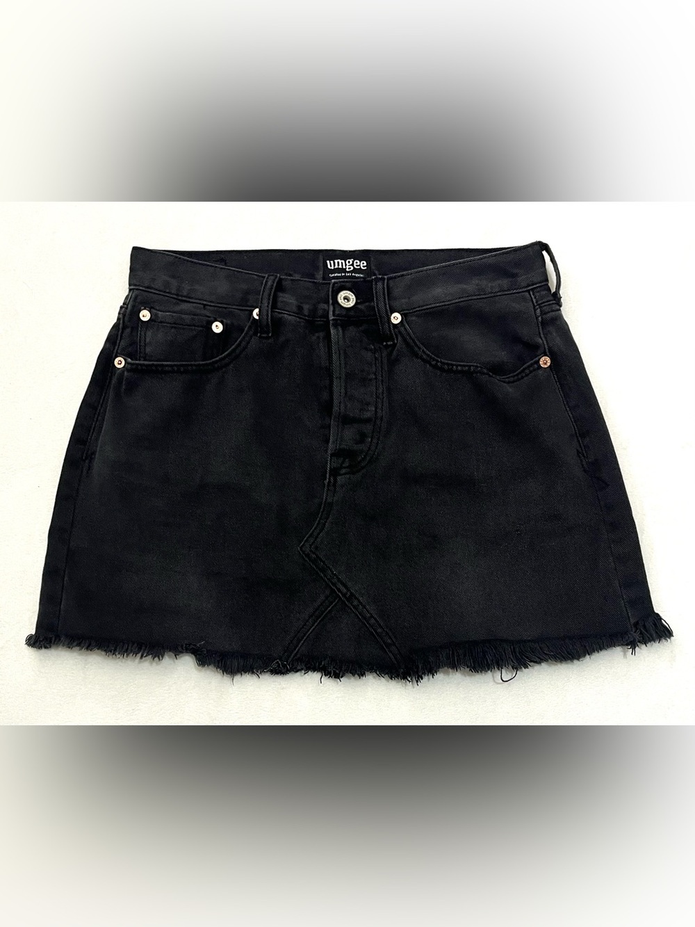 Umgee Women’s Faded Black Denim Raw-Hem Frayed Button-Front Closure Mini Skirt